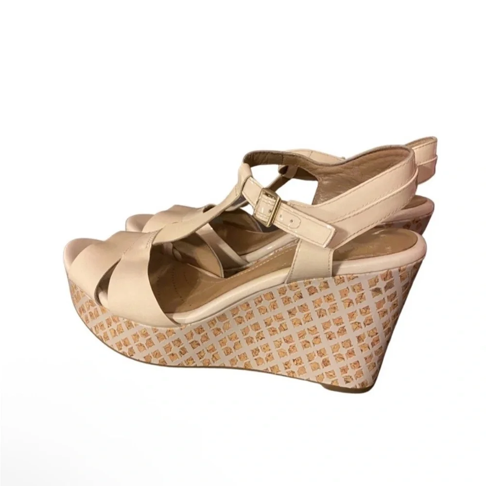 Clarks Artisan Women's 9.5 Wedge Heel Beige Patent Leather Sandals Ankle Buckle